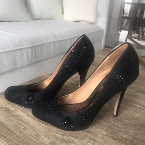 BADGLEY MISCHKA LACED PUMPS WITH GORGEOUS DETAIL.